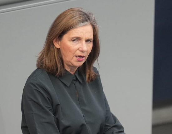 Bundestag im Liveticker: Göring-Eckardt erklärt Ruhs-Absetzung als normal!