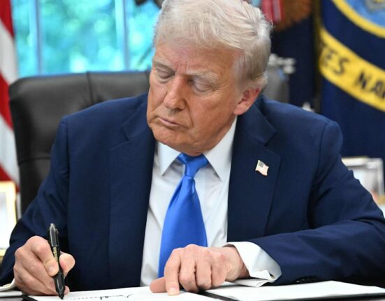 Trump erhöht Kosten für Visum auf 100.000 Dollar: Ein schockierender Schritt, der die Einwanderungsdebatte neu entfacht!