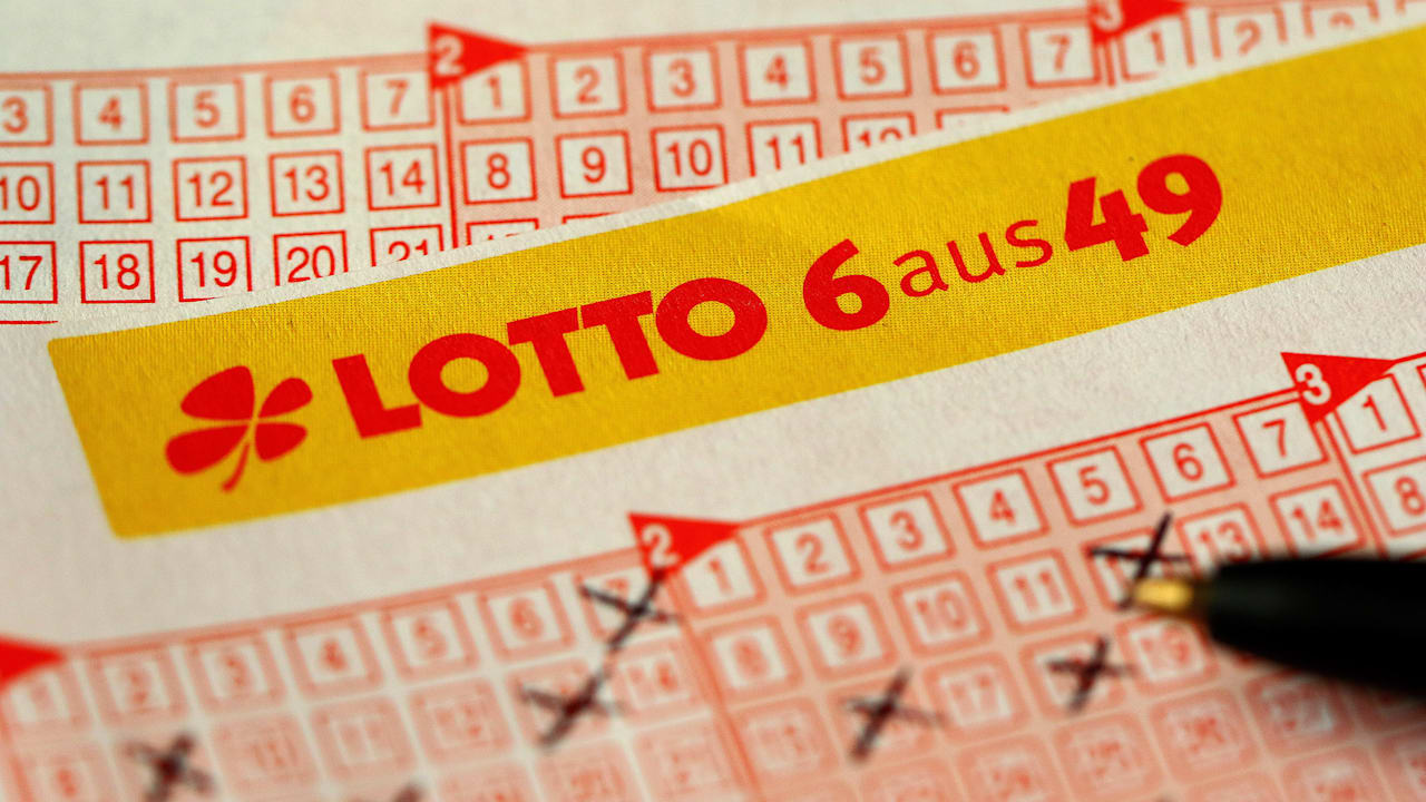 15,3 Millionen im Lotto gewonnen: Mann entdeckt Sieger-Schein in Jacke!