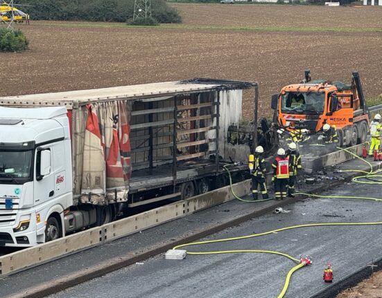 Schwerer Unfall mit vier Fahrzeugen: A59 komplett gesperrt – Aktuelle News!